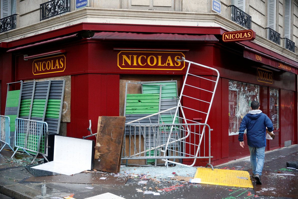 Parīzē nemieros izdemolēts veikals
