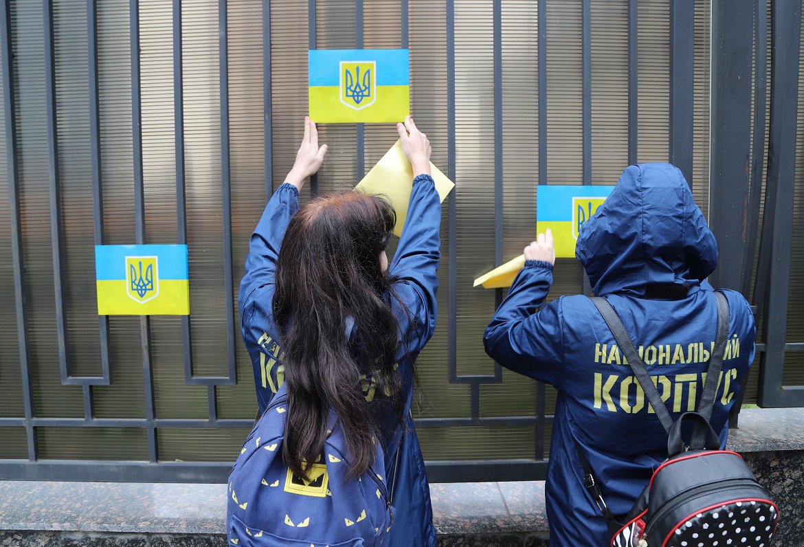 Aktīvisti pie Krievijas konsulāta Odesā līmē Ukrainas karogus pēc tam, kad Krievijas spēki Kerčas ša...