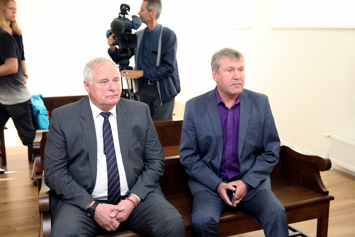 Apsūdzētie Leonīds Loginovs un viņa vietnieks Aigars Pečaks pirms tiesas sēdes