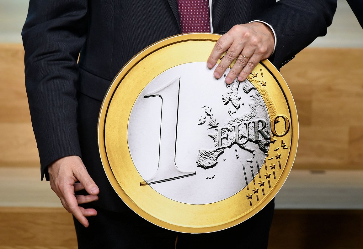 Eiropas Komisija rosina pārskatīt parāda samazināšanas tempus eirozonā
