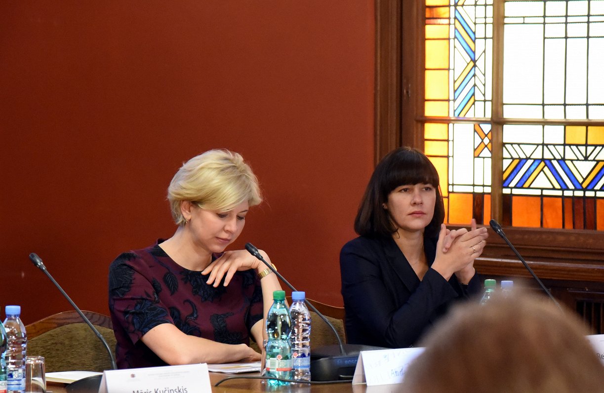 Veselības ministre Anda Čakša (no kreisās) un finanšu ministre Dana Reizniece-Ozola