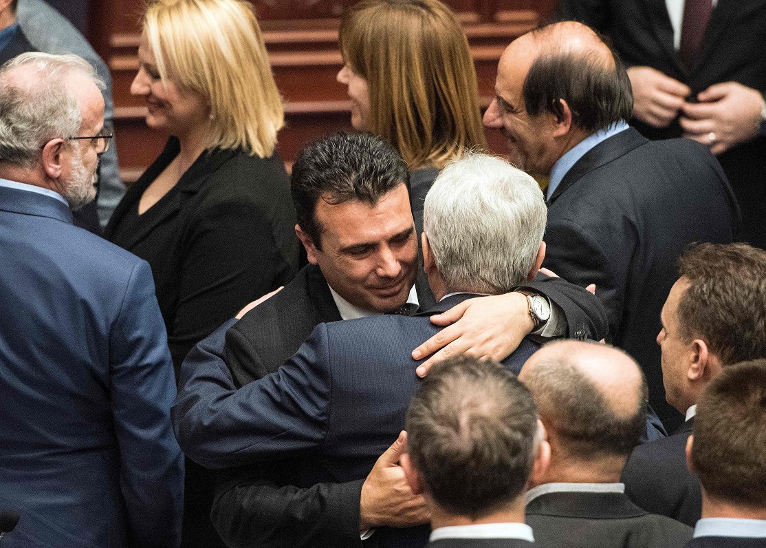 Maķedonijas premjers Zorans Zaevs pieņem apsveikumus pēc balsojuma