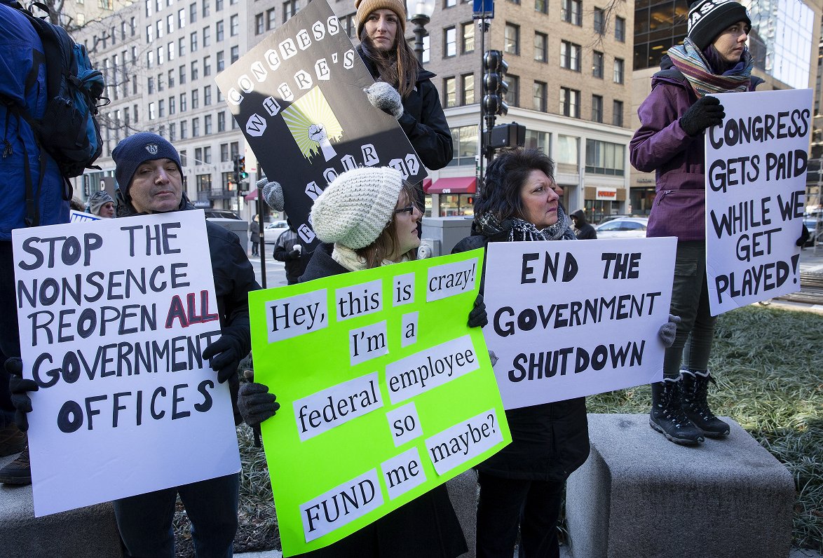 Protesti Čikāgā pret nespēju rast vienošanos par finansējumu ASV valdības aģentūrām