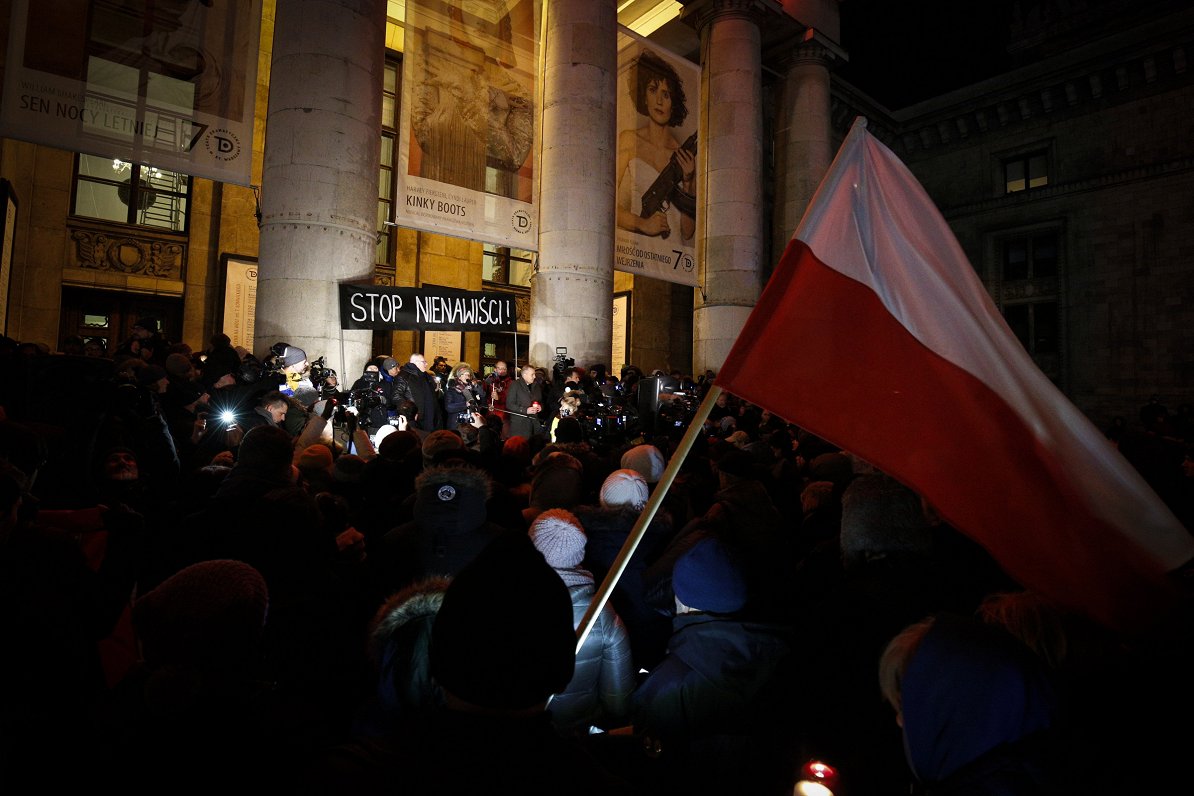 Polijā piemin noslepkavoto Gdaņskas mēru