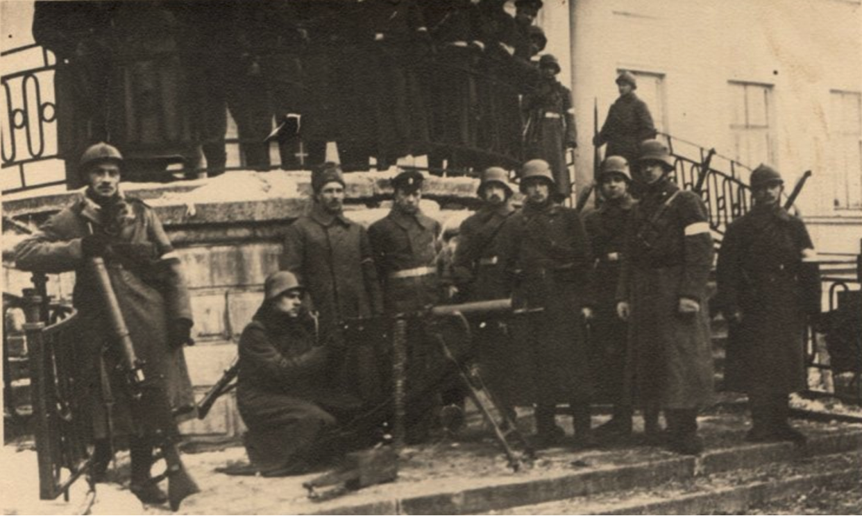 О. Калпакс вместе с солдатами, январь 1919 года, поместье Рудбарен