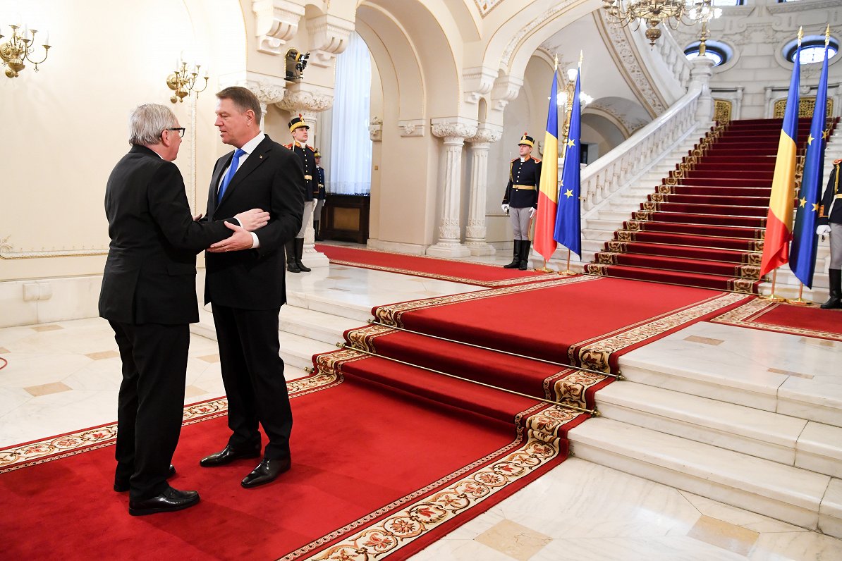 Johannis sagaida Junkeru Rumānijas prezidenta pilī Bukarestē