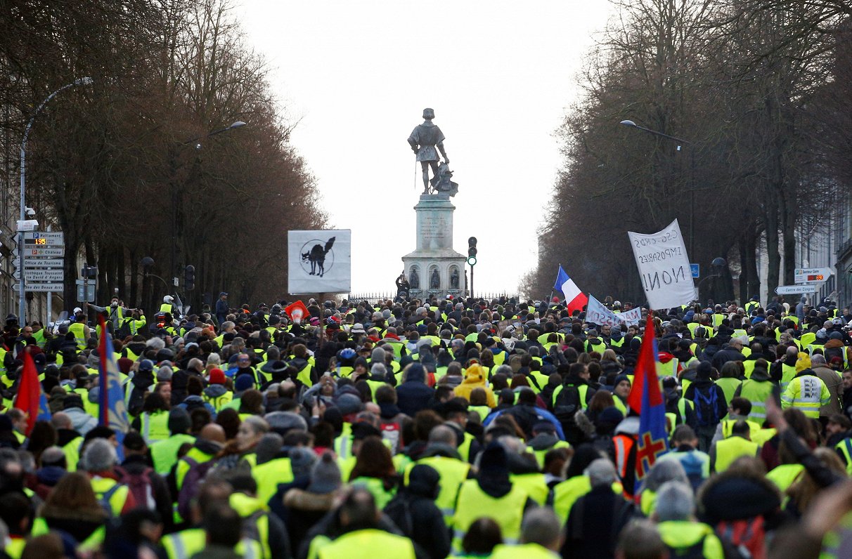 &quot;Dzelteno vestu&quot; protesti Francijā