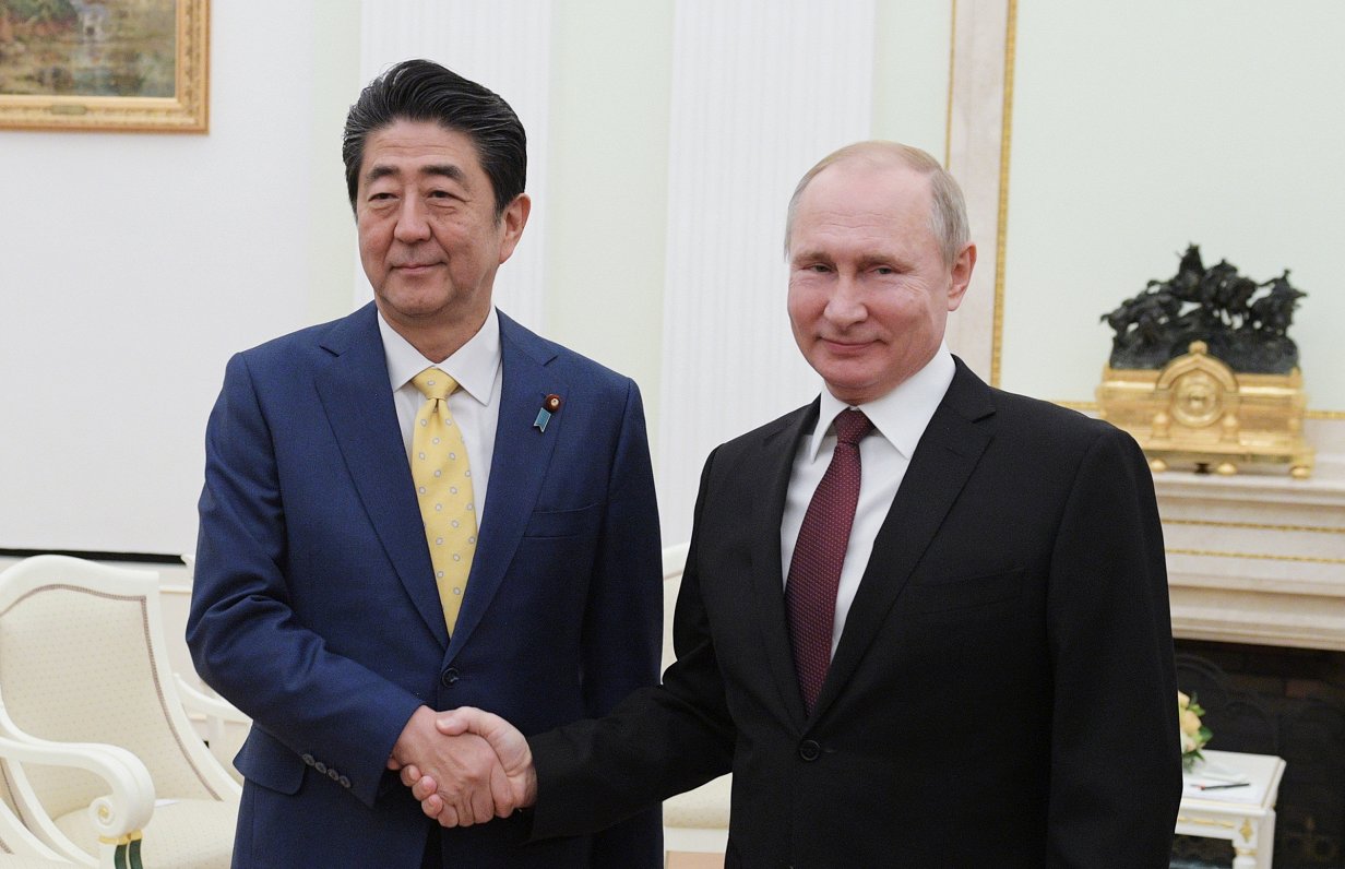 Sindzo Abe un Vladimirs Putins
