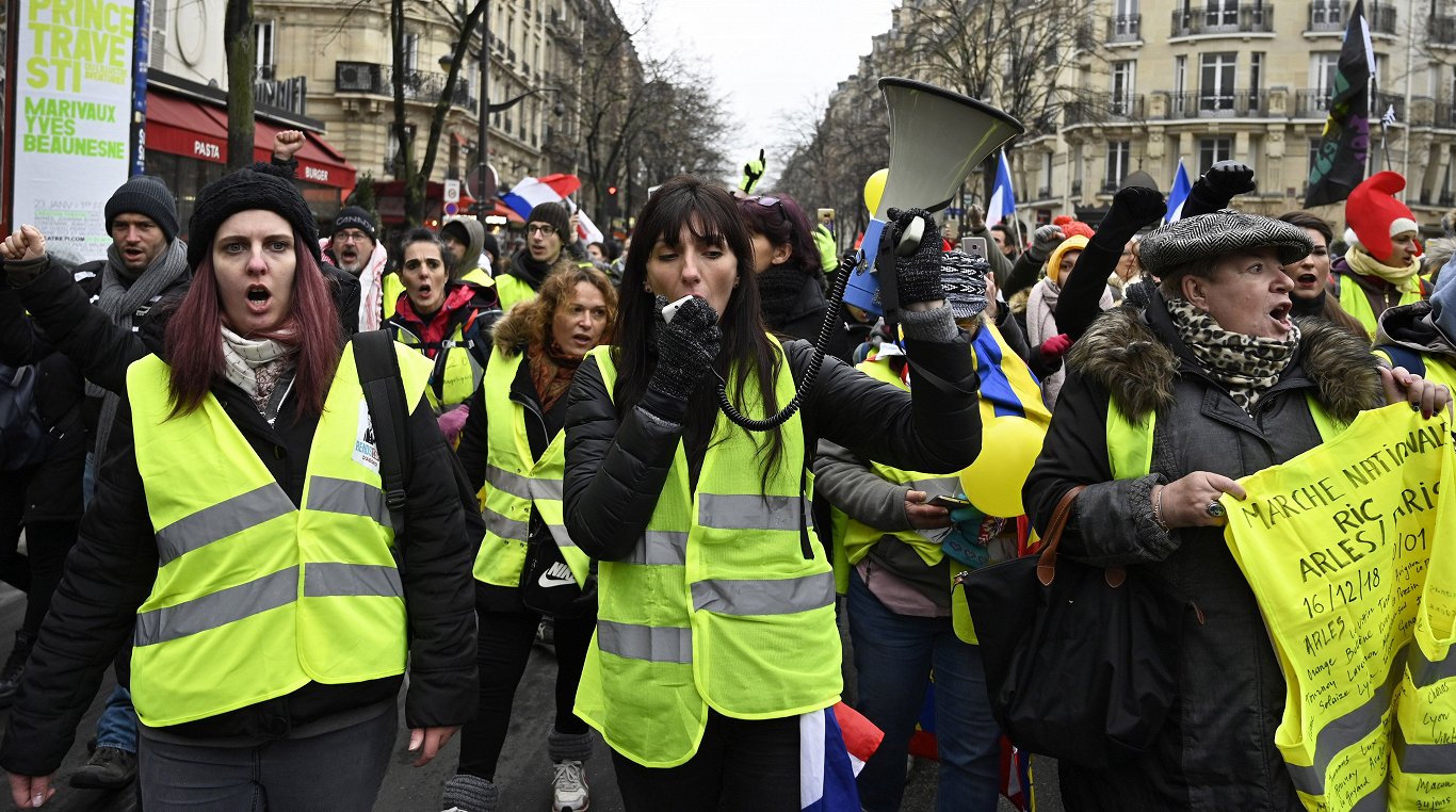 Sievietes protestē dzeltenajās vestēs Parīzē