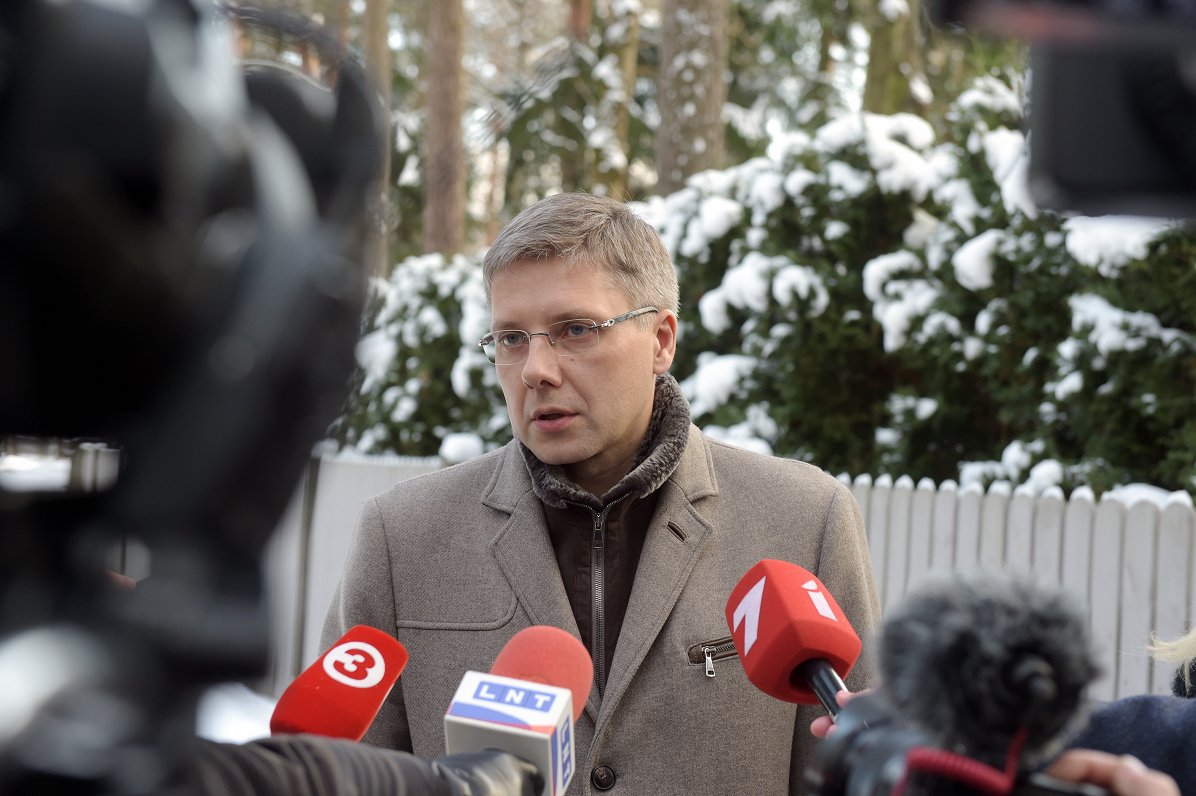 Rīgas domes priekšsēdētājs Nils Ušakovs atbild uz žurnālistu jautājumiem savas mājas Mežaparkā, kurā...