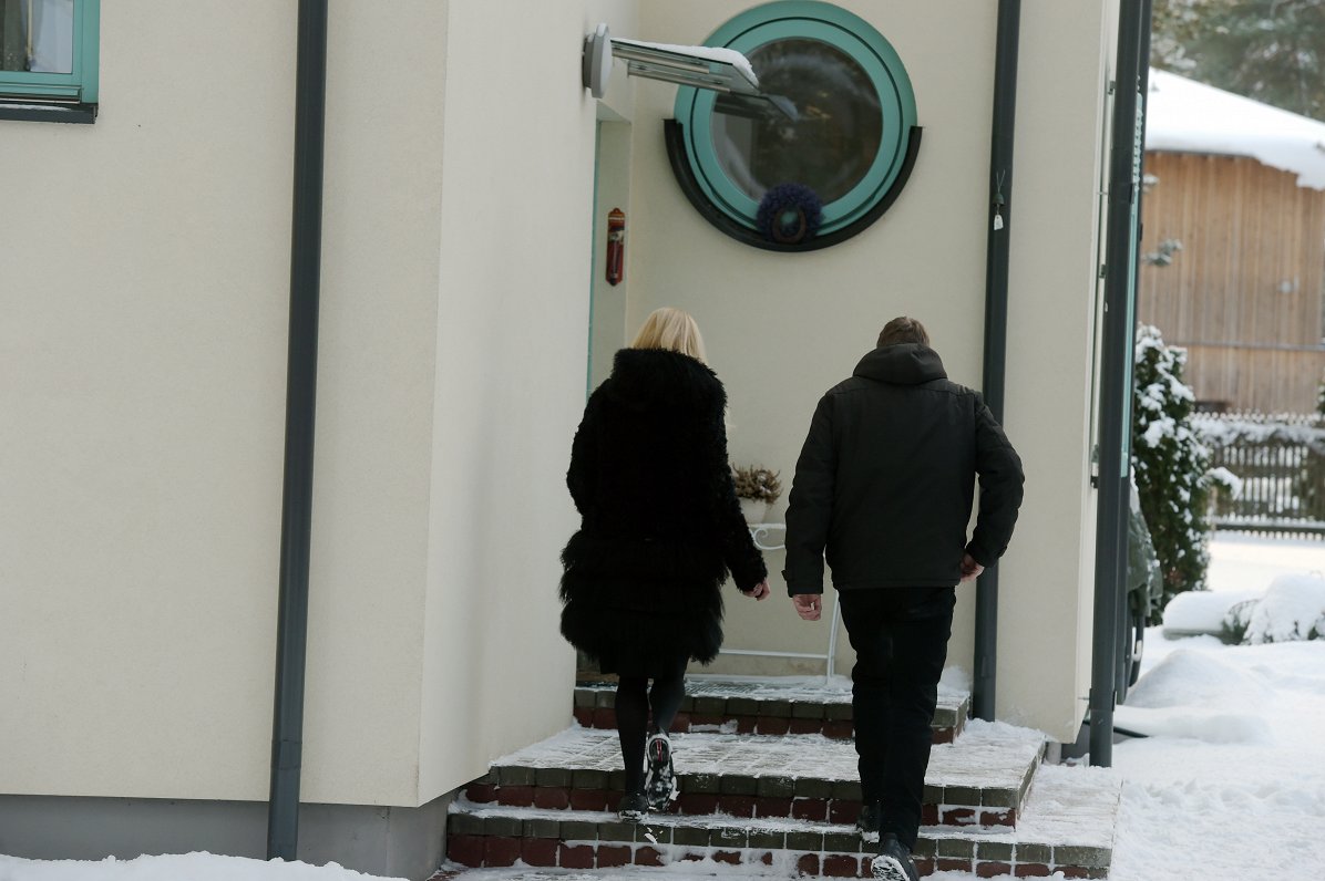 Rīgas domes priekšsēdētāja biroja vadītāja Iveta Strautiņa-Ušakova pie mājas Mežaparkā, kur Korupcij...