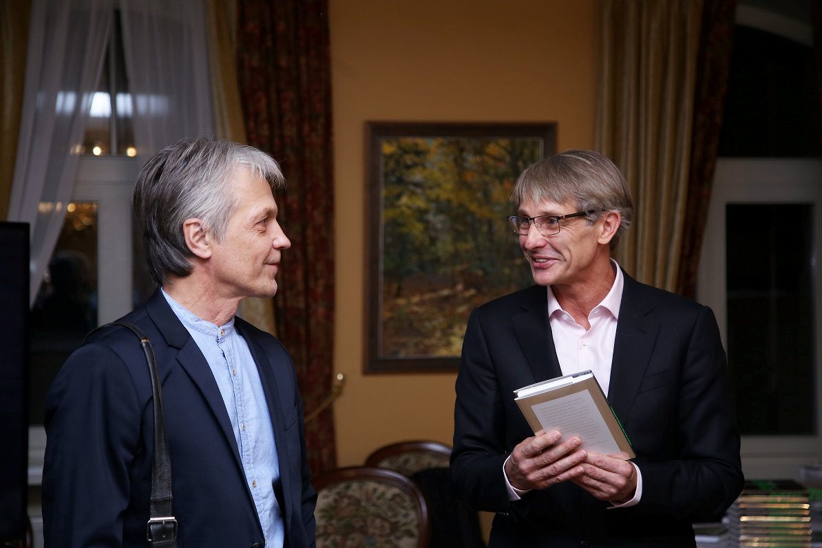 Rolands Priverts (labajā pusē) un Valdis Ābols grāmatas atvēršanas svētkos