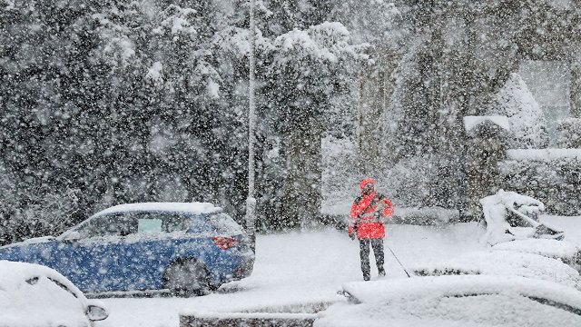 Ceturtdien daudzviet Latvijā snigs, vietām – stipri