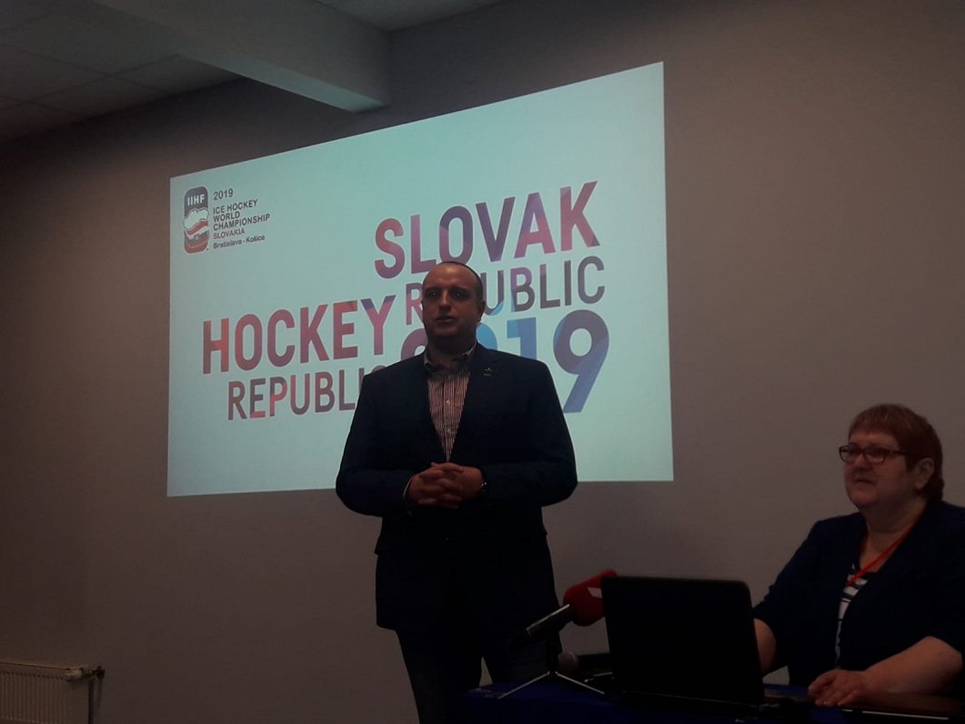 Slovākijas vēstnieks iepazīstina ar šogad gaidāmo hokeja čempionātu un tā talismanu - lāci Macejko