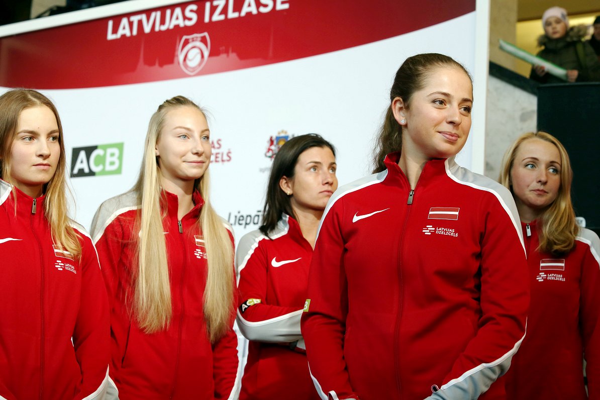 Latvijas komandas tenisistes Daniela Vismane (no kreisās), Patrīcija Špaka, Anastasija Sevastova, Aļ...