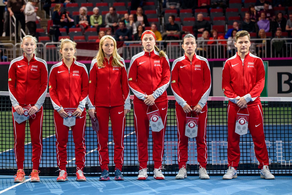 Latvijas tenisa izlase (no kreisās): Patrīcija Špaka, Daniela Vismane, Diāna Marcinkēviča, Aļona Ost...