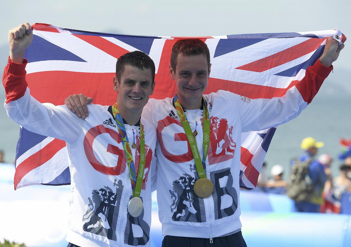 Lielbritānijas olimpiskie medaļnieki triatlonā brāļi Alisters un Džonatans Braunliji