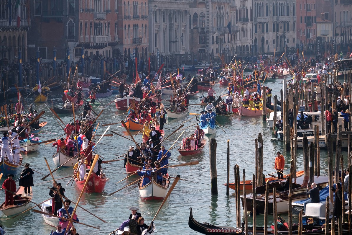 La sfilata annuale delle barche del Carnevale di Venezia riunisce circa 800 rematori / Articolo