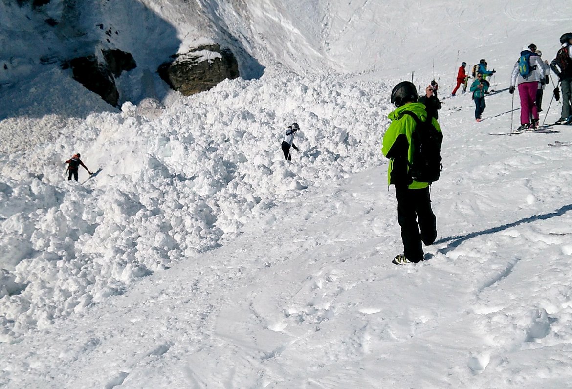 Šveices Alpos lavīna “aprok” slēpotāju grupu
