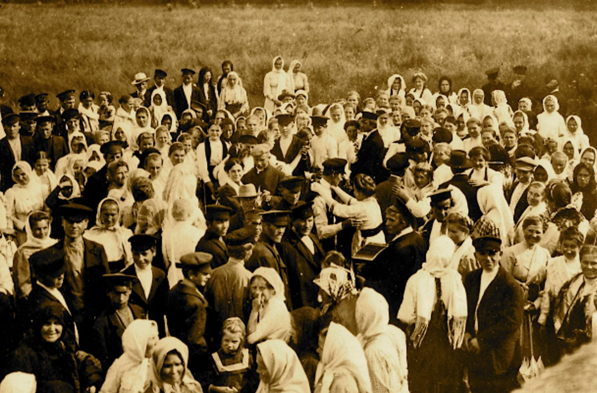 Крестьяне Лидумниекской волости на празднике, организованном хозяином усадьбы Заболотье