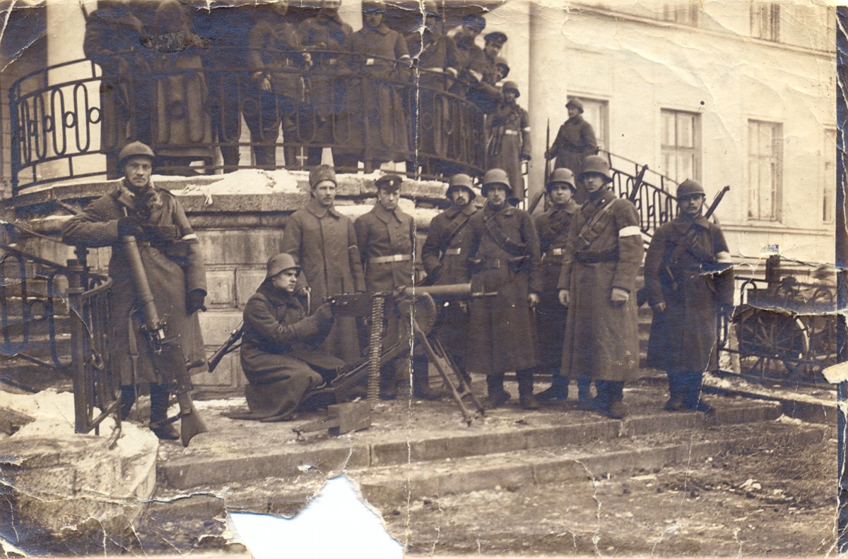 Полковник Оскар Калпакс, командир Латвийского отдельного батальона, с солдатами батальона в поместье...