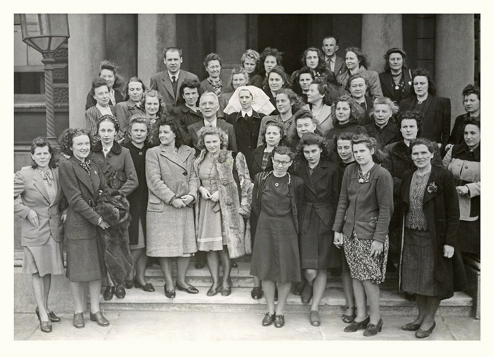 Kārlis Zariņš kopā ar Baltijas gulbēnu programmas ietveros uzņemto pirmo grupu (1946)