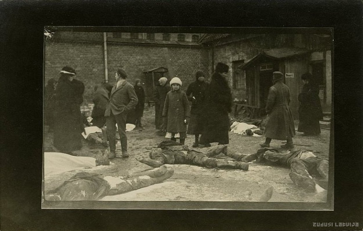 Jelgavas iedzīvotāji aplūko cietuma pagalmā nošautos, 1919. gada marta beigas