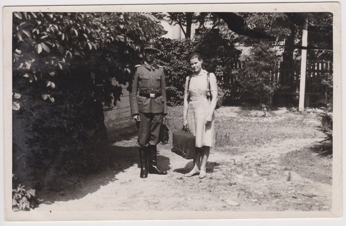 K. Ručs pirms došanās uz fronti Cēsu katoļu baznīcas pagalmā, 1944. gada augusts