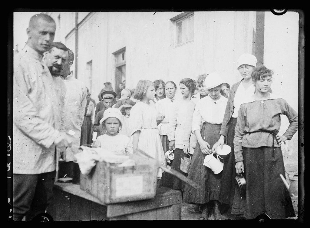 Rīgas iedzīvotāji stāv rindā pēc Amerikas Palīdzības Administrācijas sagādātās maizes 1919. gada vas...