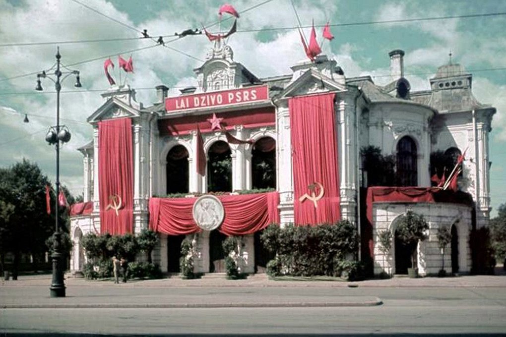 Latvijas Nacionālais teātris dekorēts padomju simbolikā 1940. gada vasarā, svinot Latvijas iekļaušan...