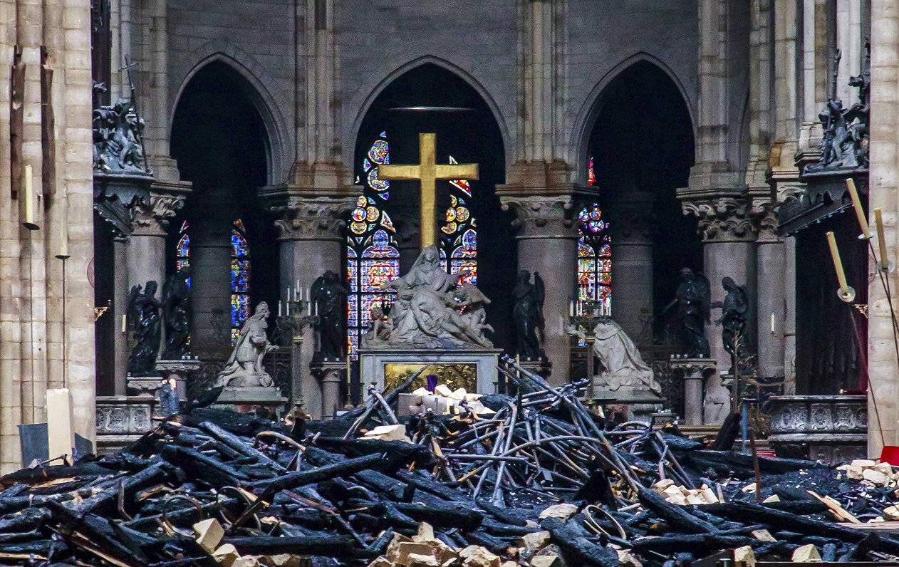 Parīzes Dievmātes katedrāle pēc ugunsgrēka.