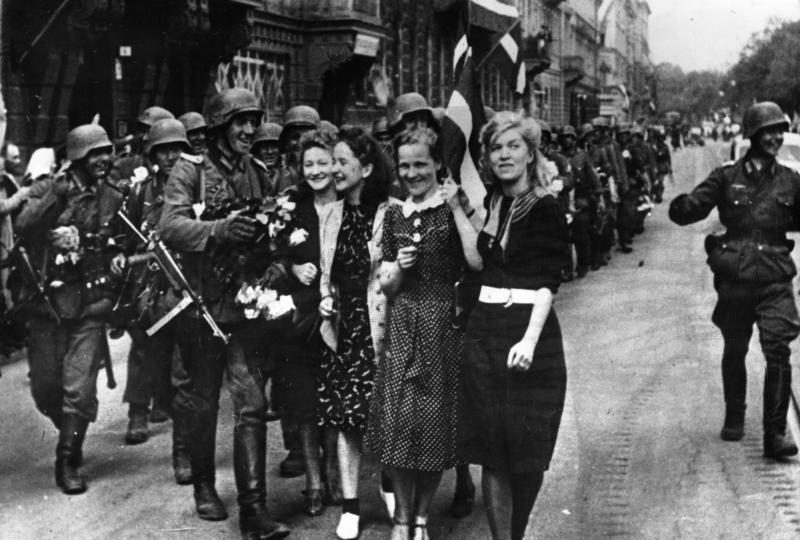 Rīdzinieces sveic vācu karavīrus 1941. gada jūlijā.