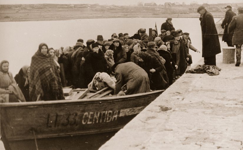 Latviešu bēgļu laiva 1944. gada novembrī Zviedrijā. Bēgļu laivu organizēšana bija viena no pretestīb...