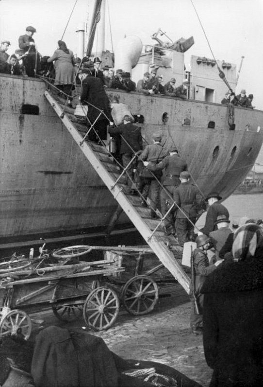 Latvieši bēgļi kāpj uz kuģa klāja Ventspilī. LCP padomes kontakti ar Zviedrijas izlūkdienestu spēlēj...