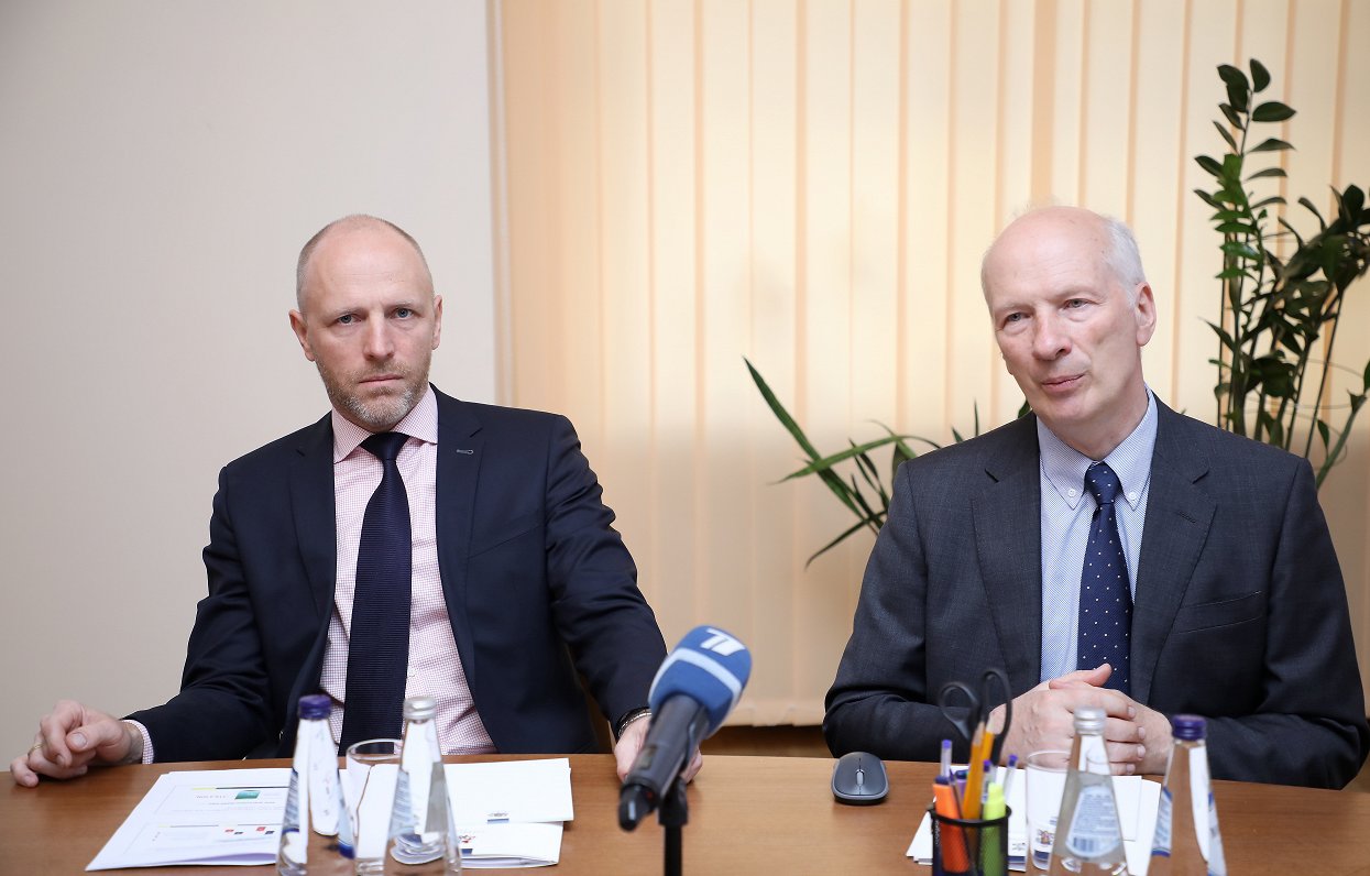 Fiskālās disciplīnas padomes loceklis Andžs Ūbelis (no kreisās) un padomes priekšsēdētājs Jānis Plat...