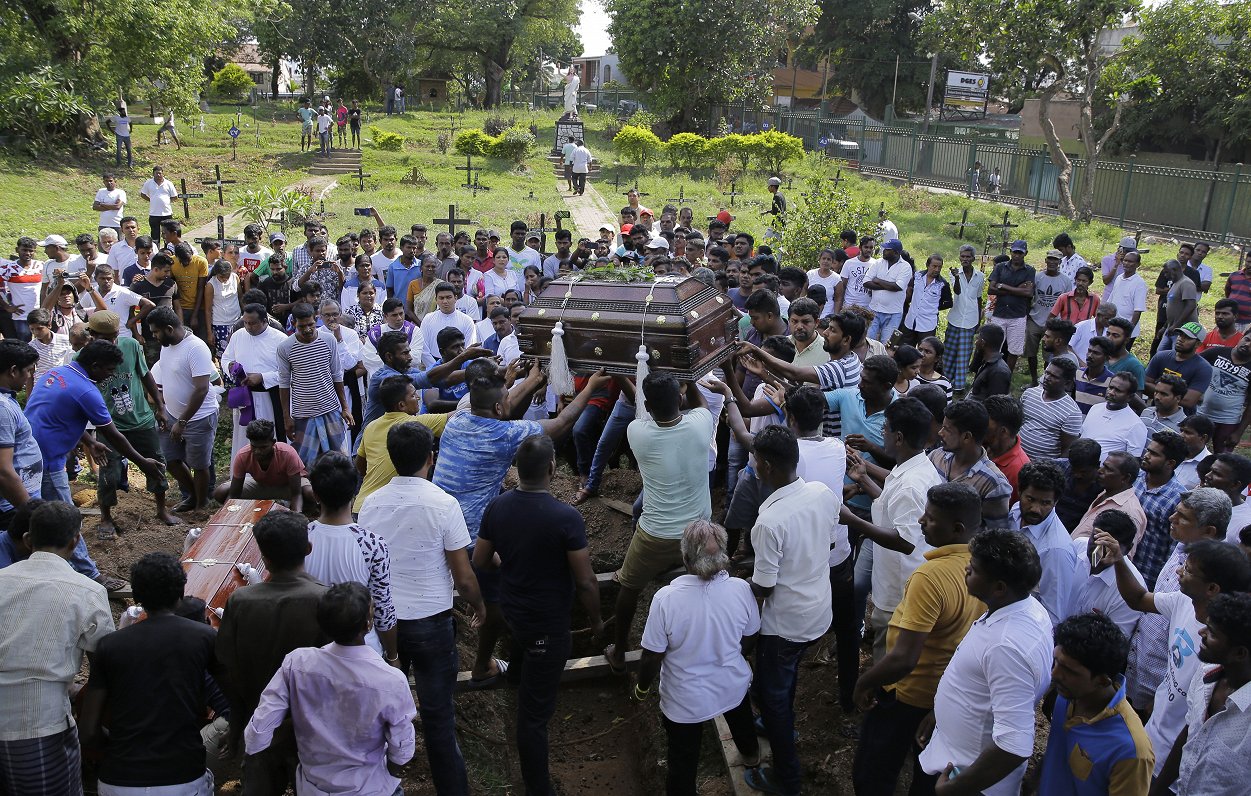 Notiek Šrilankas sprādzienā nogalināto bēres