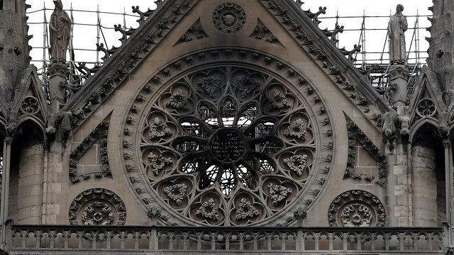 Top mākslas filma par ugunsgrēku Parīzes Dievmātes katedrālē