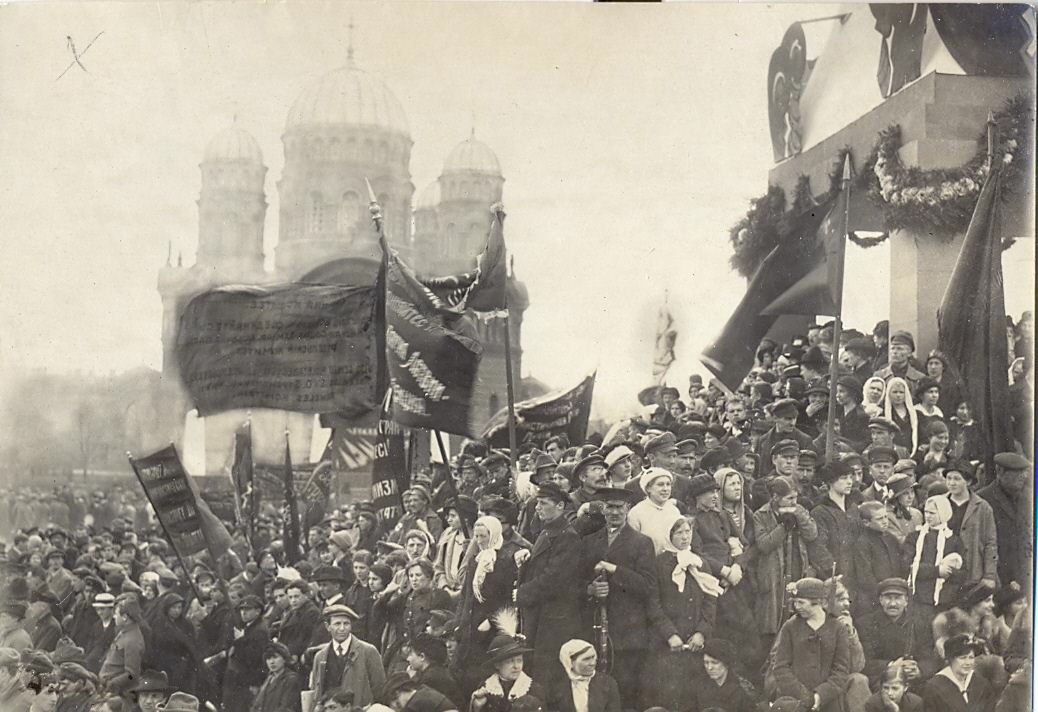 Skats uz Esplanādi un demonstrantiem “Darba simbola” pakājē 1919. gada 1. maijā