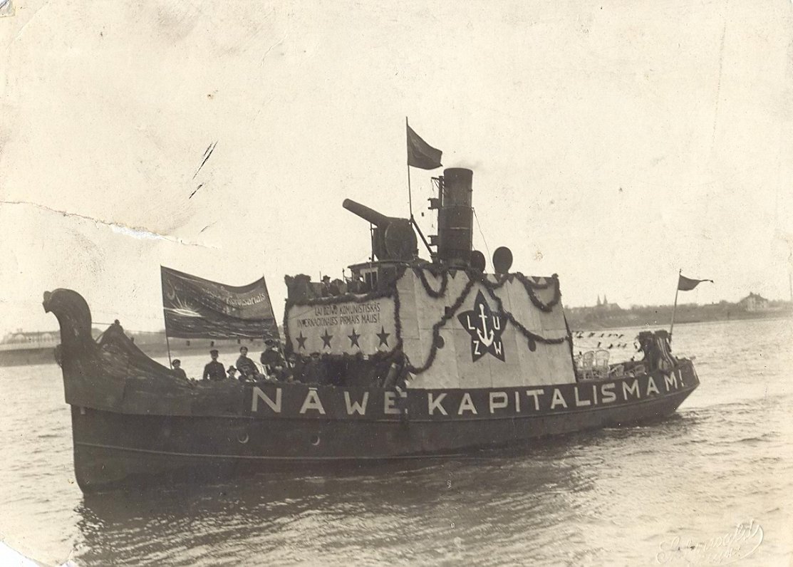 1. maija svinību laikā notika izbraucieni izgreznotos kuģīšos pa Daugavu