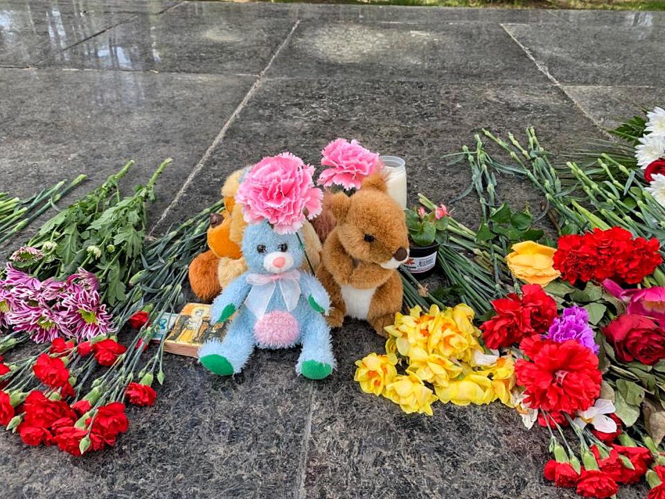 Цветы в Саласпилсском мемориале жертвам нацизма.