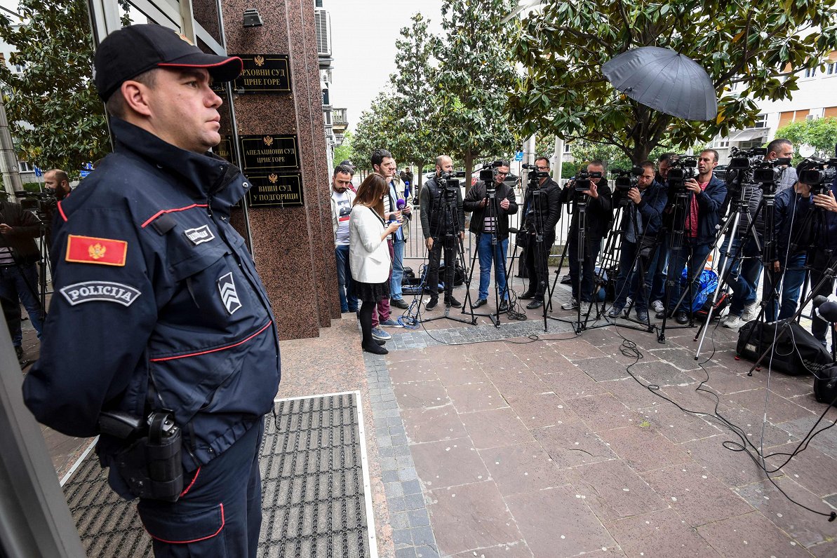 Žurnālisti pie tiesas durvīm Melnkalnes galvaspilsētā Podgoricā