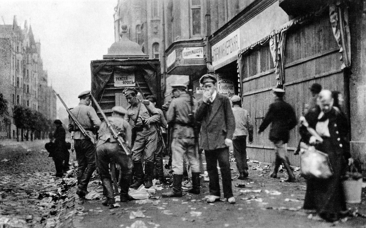 Krievijas armijas karavīri nodarbojas ar laupīšanu Rīgas ielās 1917. gada septembra sākumā