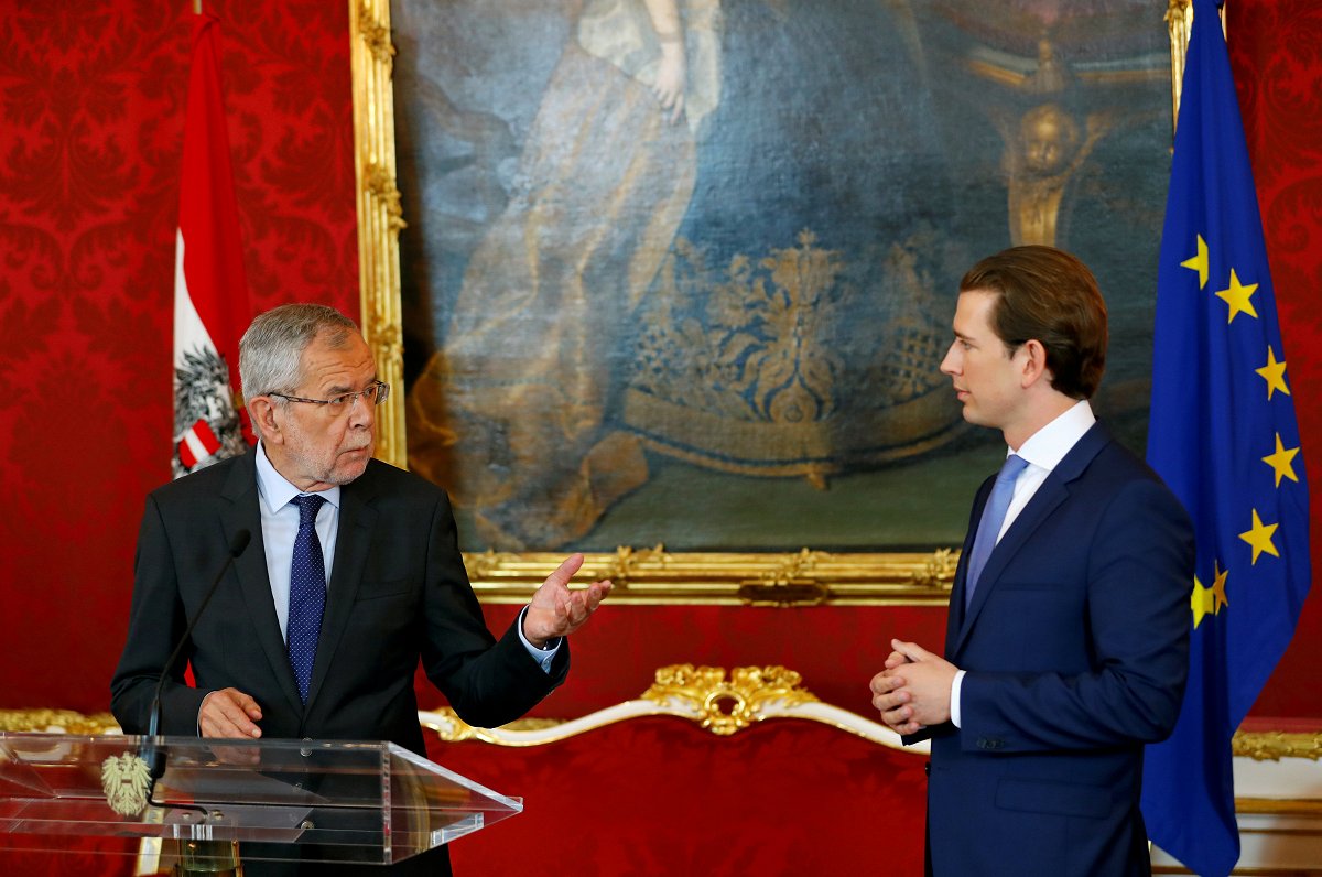 No kreisās: Austrijas kanclers Sebastians Kurcs, prezidents Aleksandrs van der Bellens