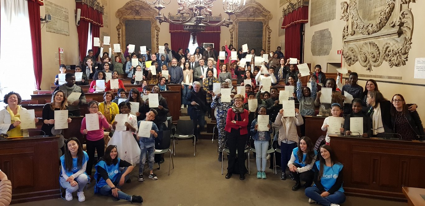 Migrantu bērni, kuri saņēma Palermo goda pilsoņa sertifikātu