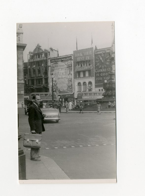 Valdemārs Ģinters izbrauciena laikā Londonā. 1951. gads