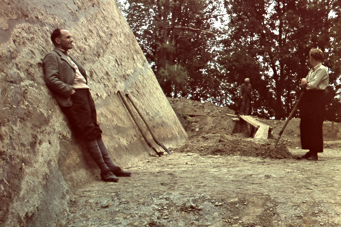 Arheologs Valdemārs Ģinters arheoloģisko izrakumu laikā Mežotnes pilskalnā. 1930. gadu beigas