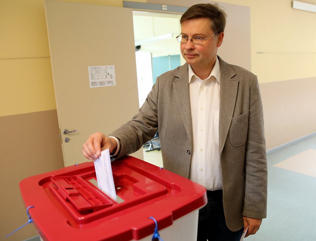 Eiropas Komisijas viceprezidents Valdis Dombrovskis balso Eiropas Parlamenta vēlēšanās 2019. gadā