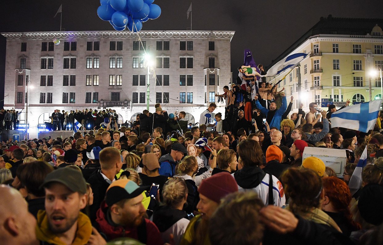 Somijas hokeja fani Helsinku centrā svin uzvaru