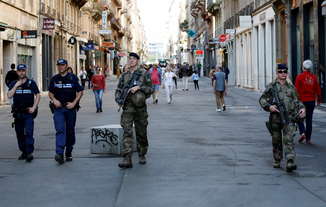 Policija un armija pēc sprādziena patrulē ielās