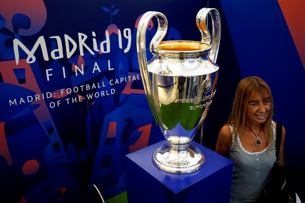 Madridē līdzjutēji fotografējas pie Čempionu līgas kausa
